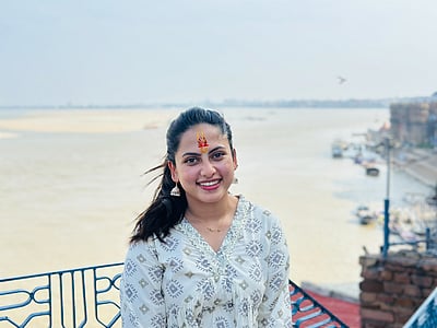 வாரணாசியில் மதுமிதா!